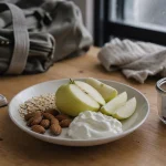 Idées de collations saines : yaourt, flocons d’avoine et amandes sur une table