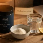 Collagène marin AM Nutrition : pot de supplément et poudre beige sur table en bois
